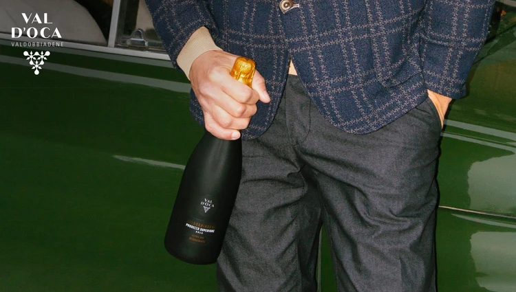 uomo con bottiglia di vino Val d'Oca