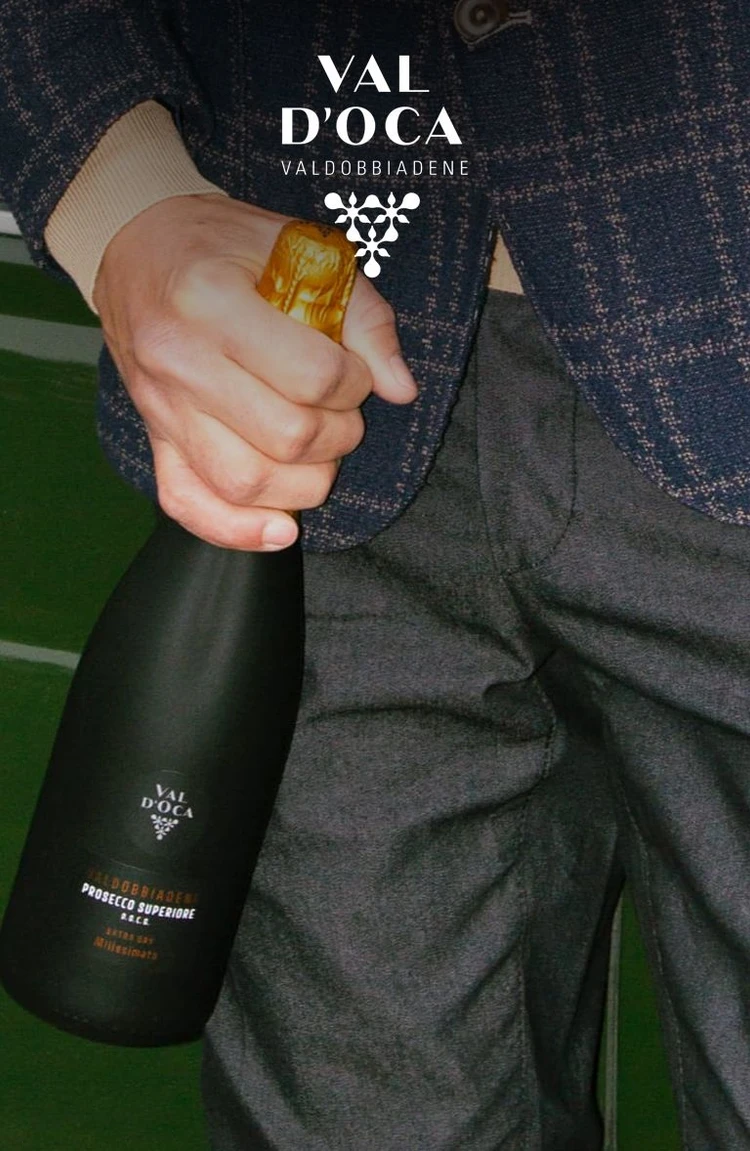 uomo con bottiglia di vino Val d'Oca