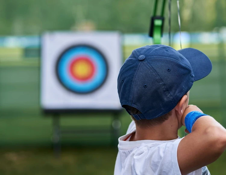 Bambino con arco e freccia