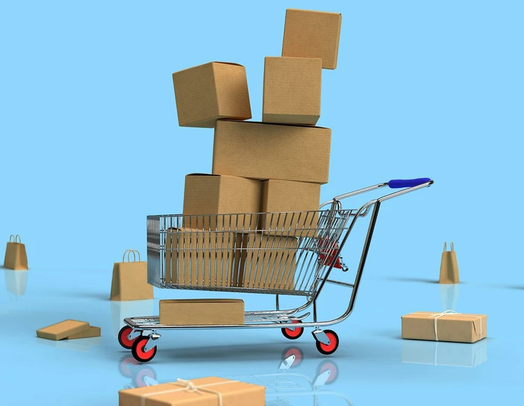 Carrello spesa con pacchi