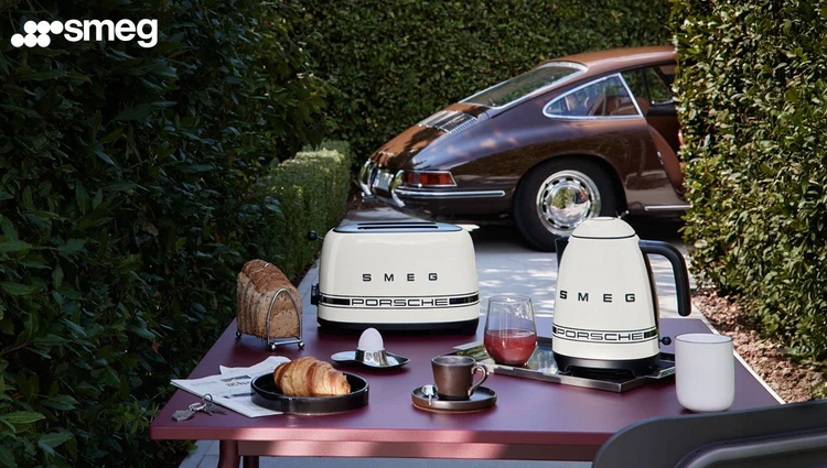 Tavolo colazione con elettrodomestici Smeg