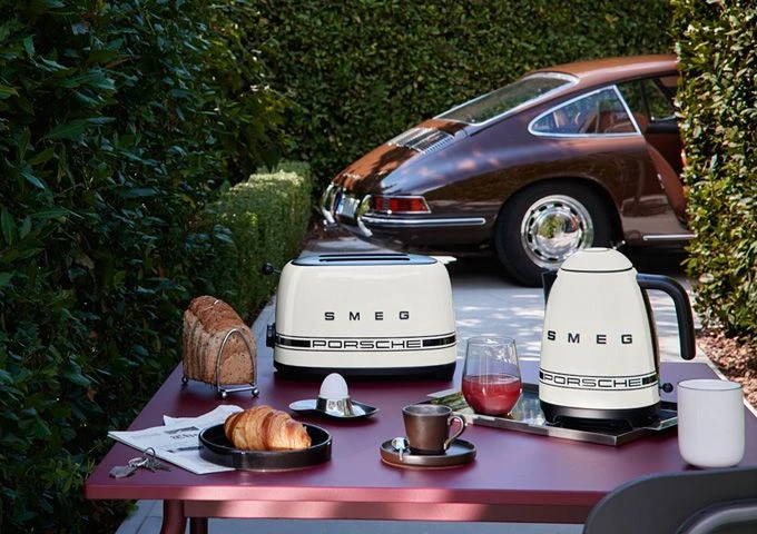 Tavolo con elettrodomestici Smeg
