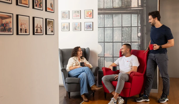 Persone che chiacchierano sedute