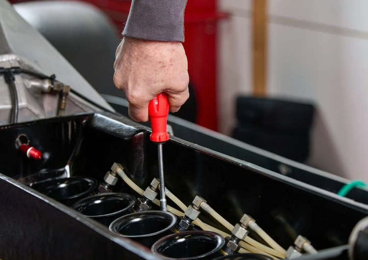 Mano che sistema motore macchina