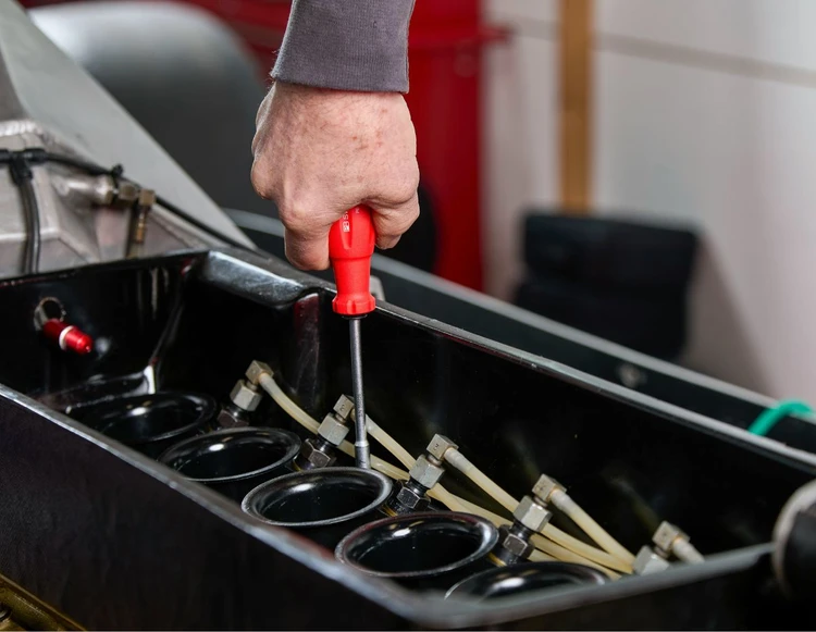 Mano che sistema motore macchina