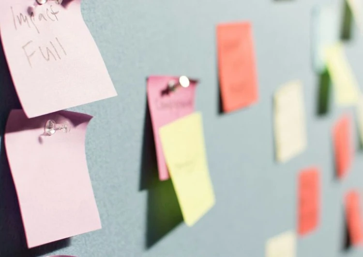 post it appesi al muro