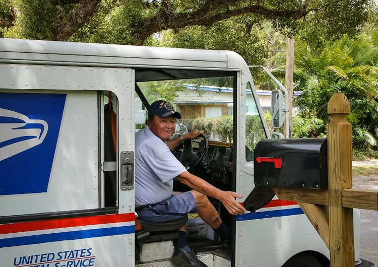 postino imbuca lettere