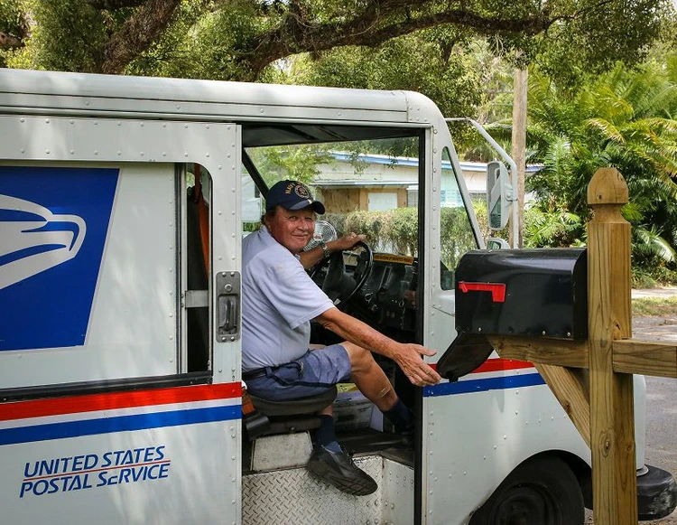 postino imbuca lettere