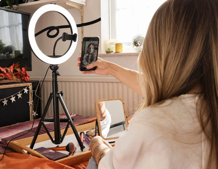 ragazza con cellulare