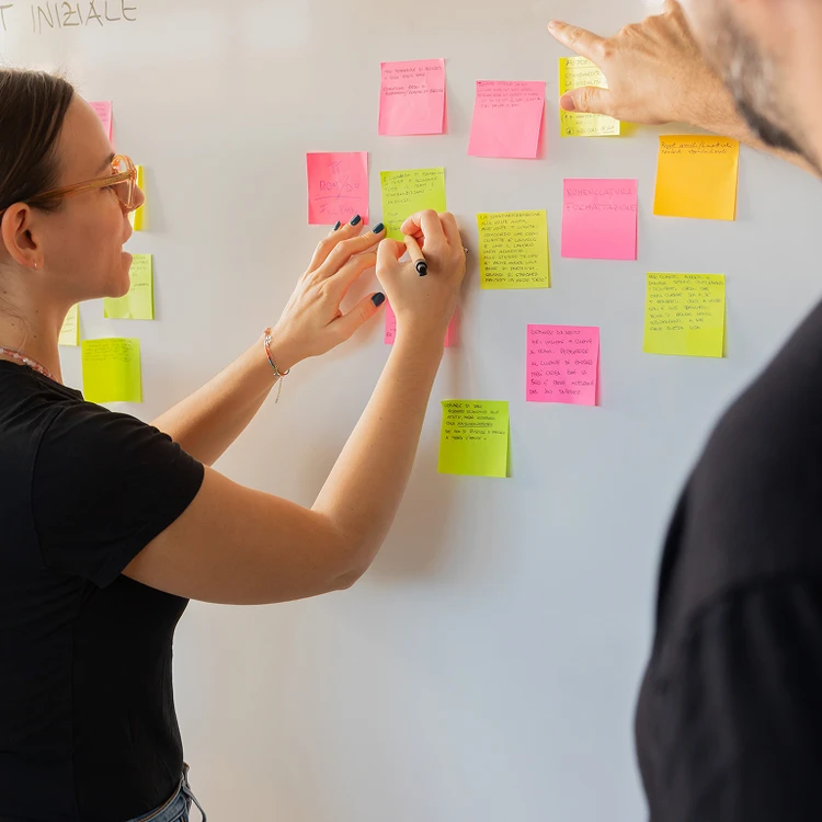 team Adv al lavoro con post it